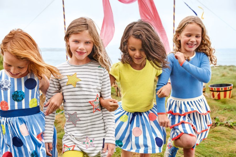 Vesti i bambini con colori vivaci