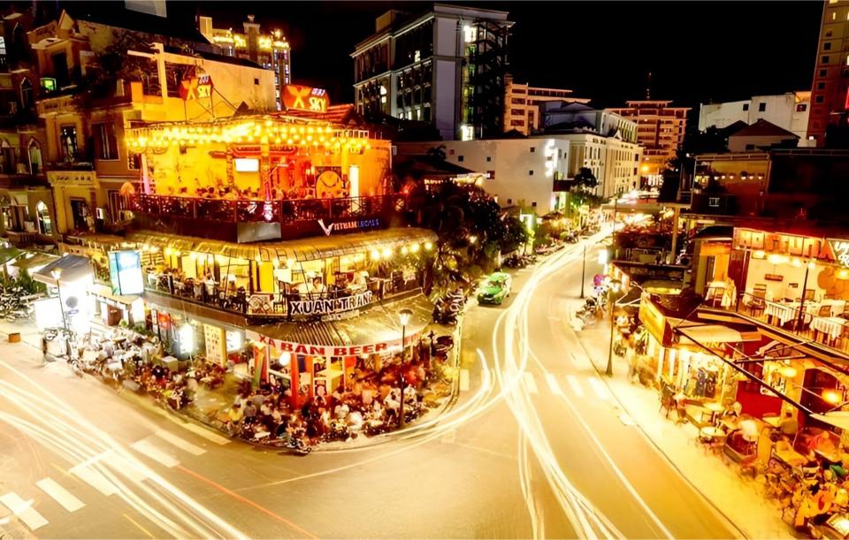 vita notturna a huế vietnam