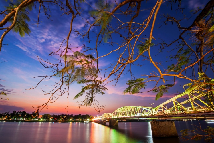 PONTE TRANG TIEN HUE, VIETNAM, vita notturna a Hue, Vietnam