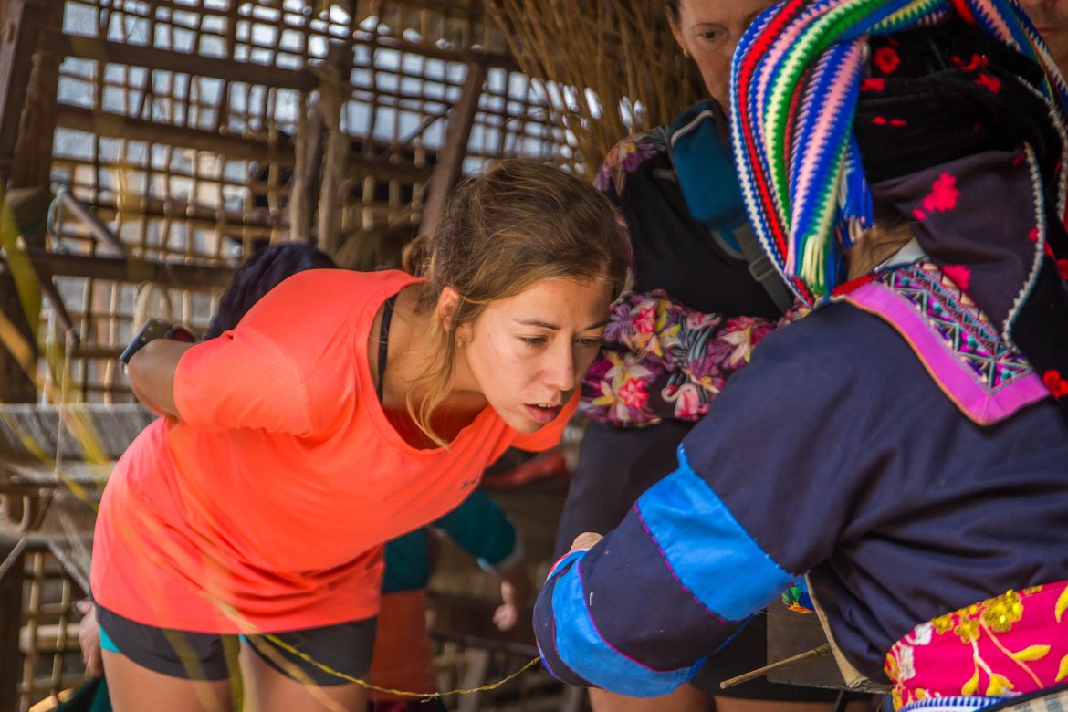 Saper tessere il lino è considerato un criterio per valutare il talento, l'ingegno e il duro lavoro di una donna Hmong