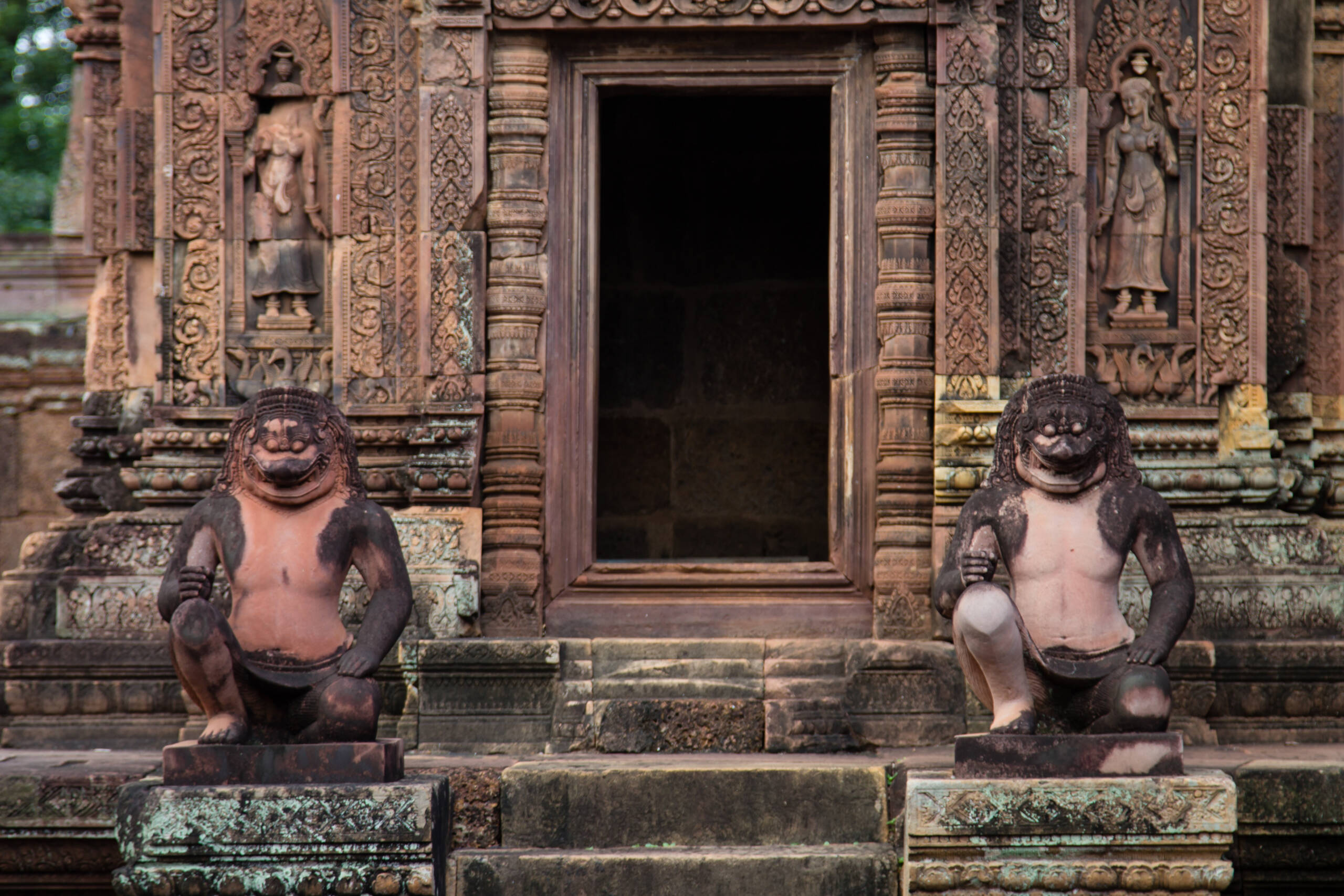Banteay Srei, noto per i suoi splendidi intagli sulla pietra arenaria rossa - viaggio organizzato vietnam e cambogia
