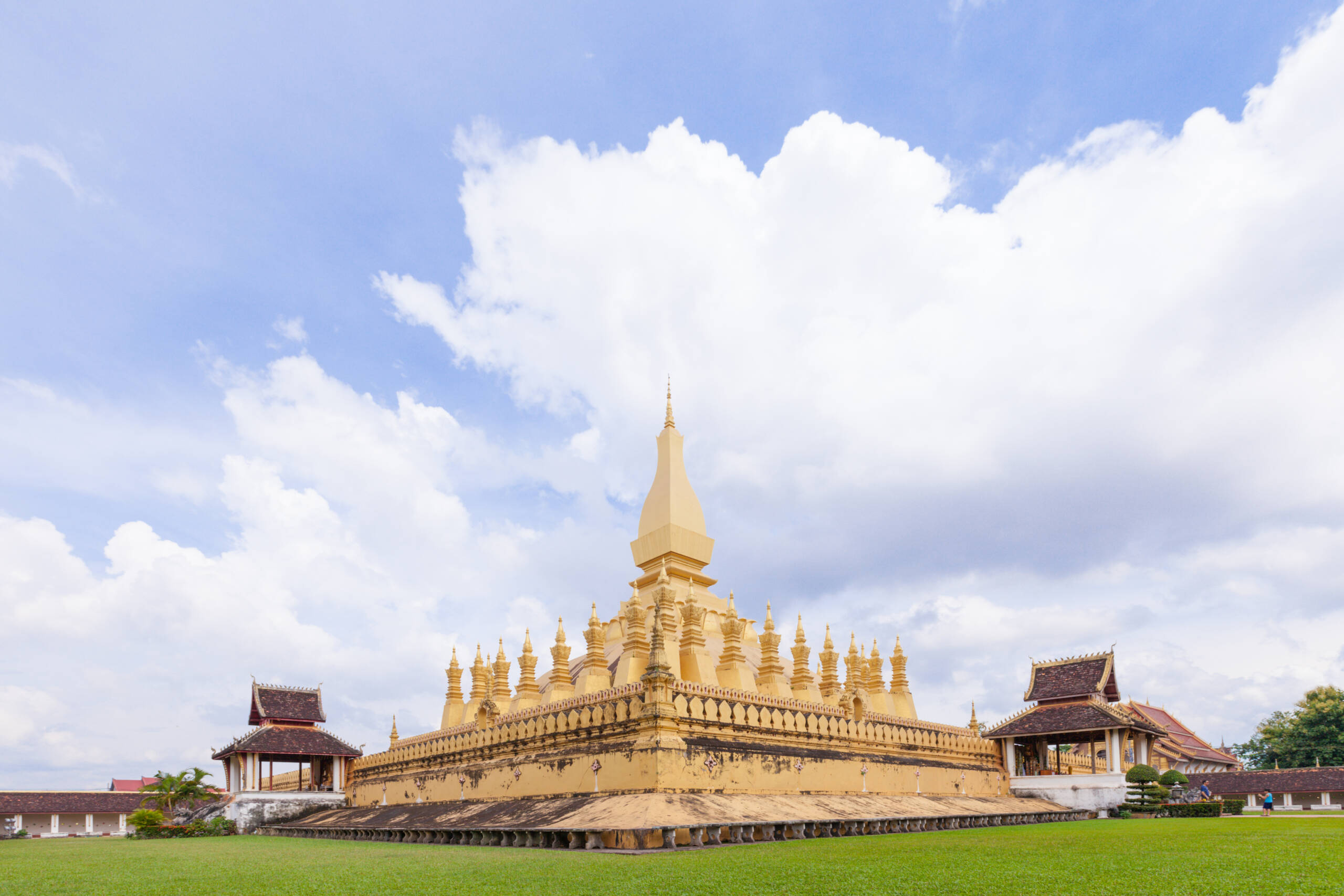 viaggi organizzati vietnam laos cambogia - Golden pagoda wat Phra That Luang in Vientiane