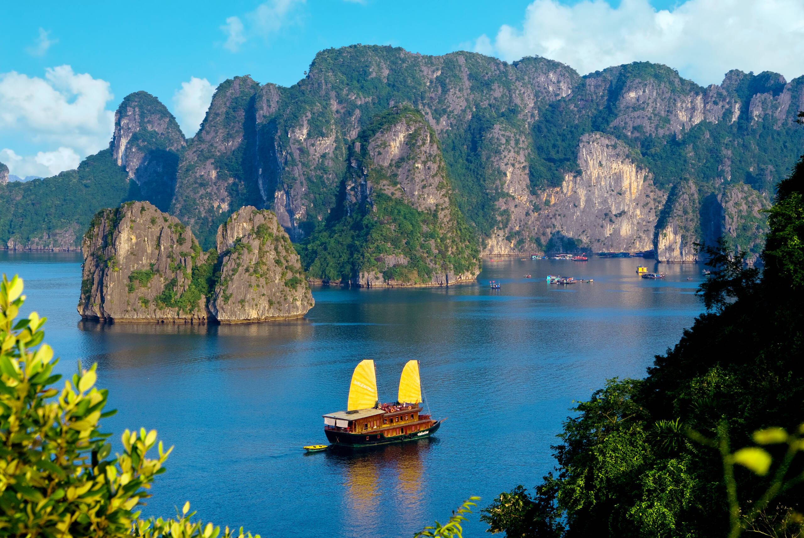 itinerario vietnam cambogia Baia di Ha Long: quando la crociera diventa il modo di vivere il paesaggio