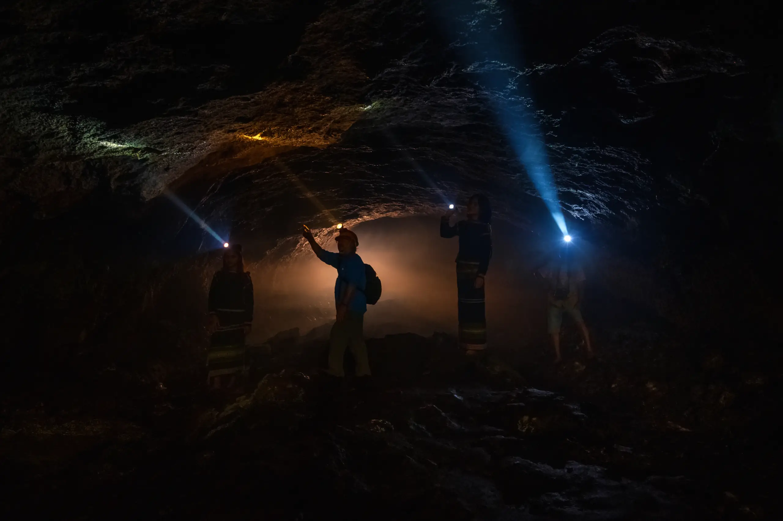 Durante un Itinerario Vietnam 15 giorni, esplora le grotte vulcaniche di Krong No, nel geoparco UNESCO di Dak Nong, tra formazioni geologiche uniche e paesaggi naturali suggestivi.