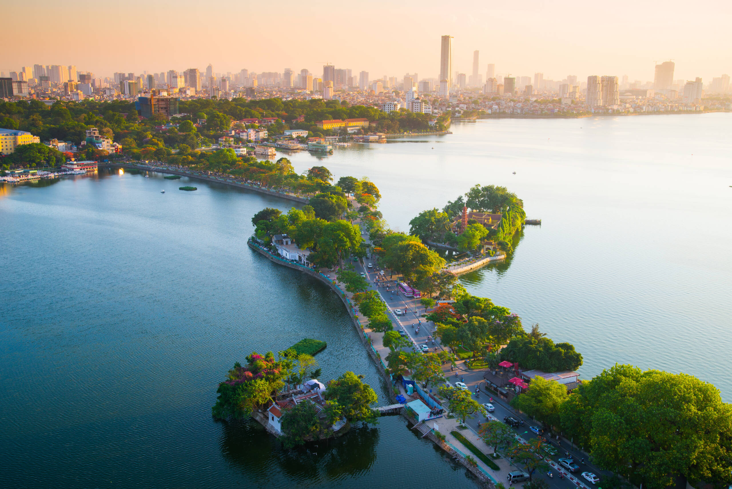 viaggio organizzato Vietnam e Cambogia Hanoi e il lago Hoan Kiem rafforzano il segmento dell'ospitalità di alta gamma