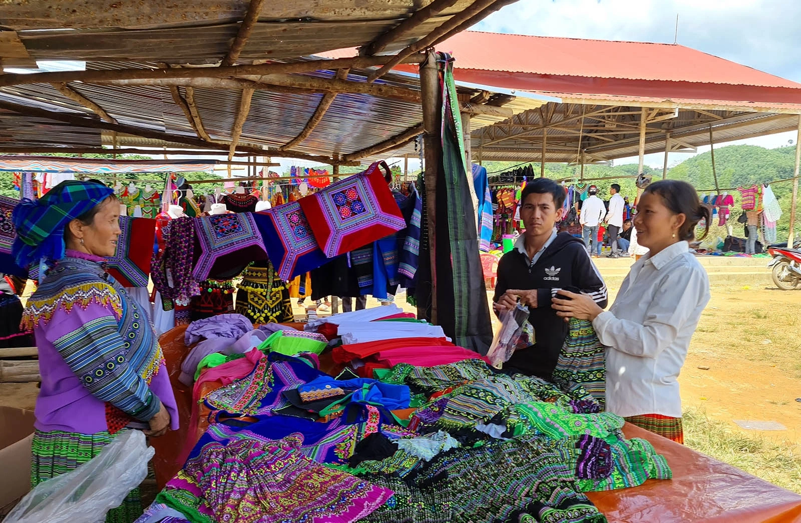 Un Itinerario Vietnam 15 giorni permette di scoprire le culture indigene di Dak Nong attraverso racconti ancestrali, musica tradizionale e usanze tramandate di generazione in generazione.