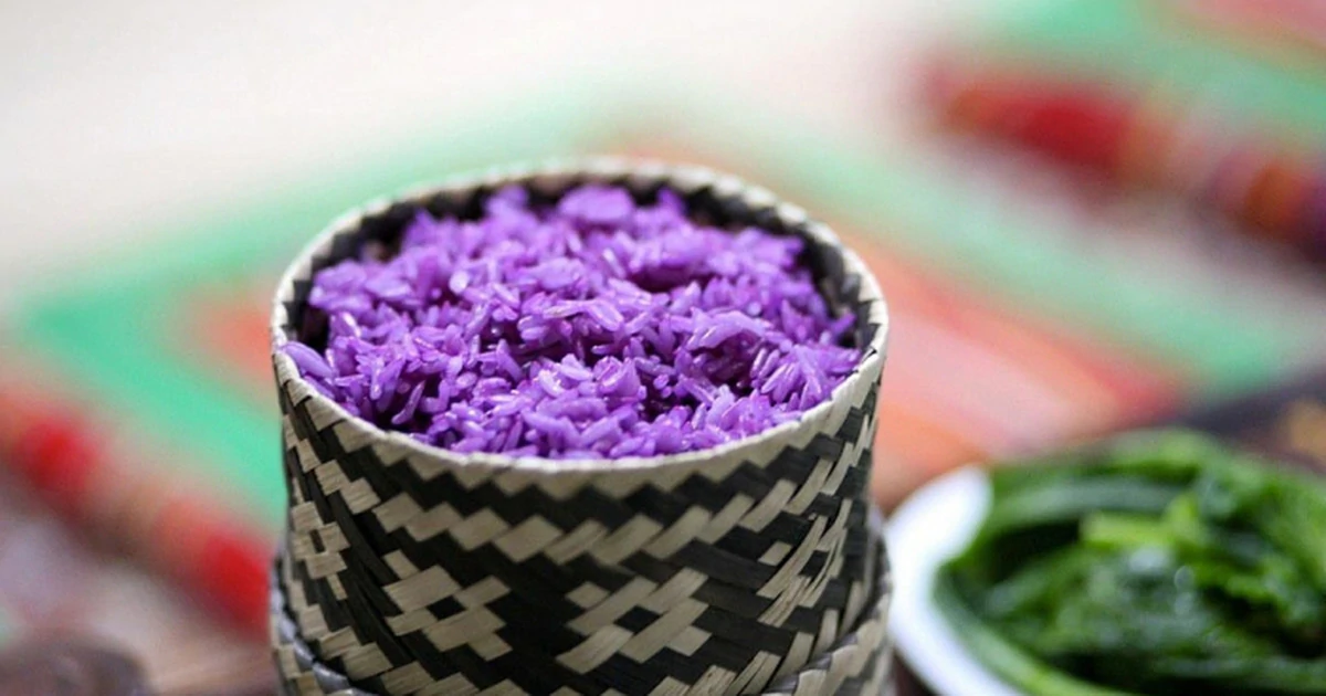 Con Vietnam tour operator locali, scopri il xoi tim di Lai Chau, un riso viola tradizionale che racconta i sapori autentici e le tradizioni culinarie delle comunità montane del Vietnam.