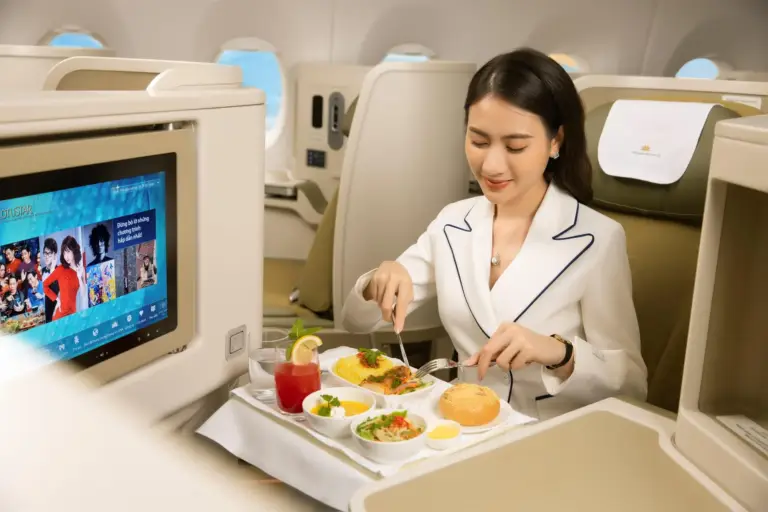 Un pacchetto viaggio Vietnam di qualità trasforma il volo e la navigazione in parte dell’esperienza, dove comfort, servizio e scoperta iniziano già a bordo.